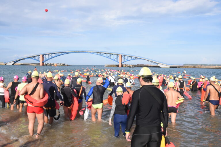 1656名選手齊聚澎湖泳渡 完成自我挑戰