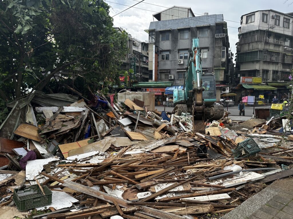 工務局鐵腕拆除占用國有地違建 拓寬道路提供停車格